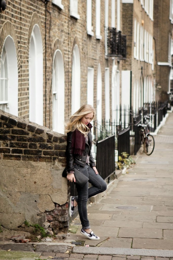 Out and about in London // Black leather jacket and a bordeaux Acne scarf