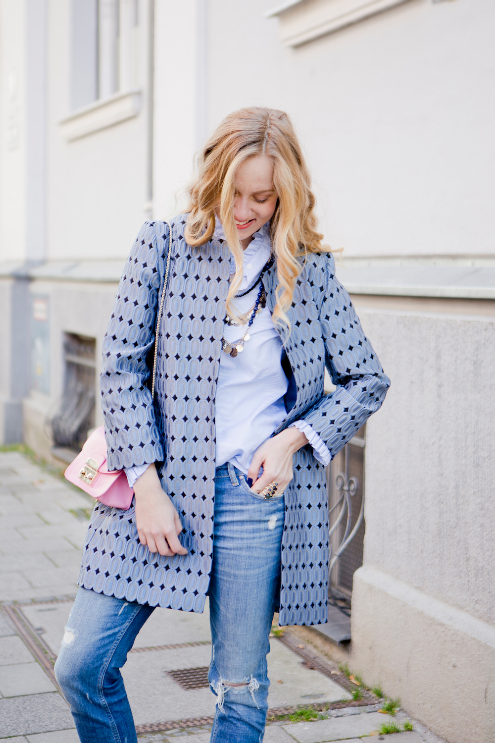 elegant look with ripped jeans, eleganter Hallhuber Mantel,  Jimmy Choo pumps, Claudie Pierlot blouse, The Golden Bun | München Modeblog, German Fashion Blog, Fashionblogger, new trends
