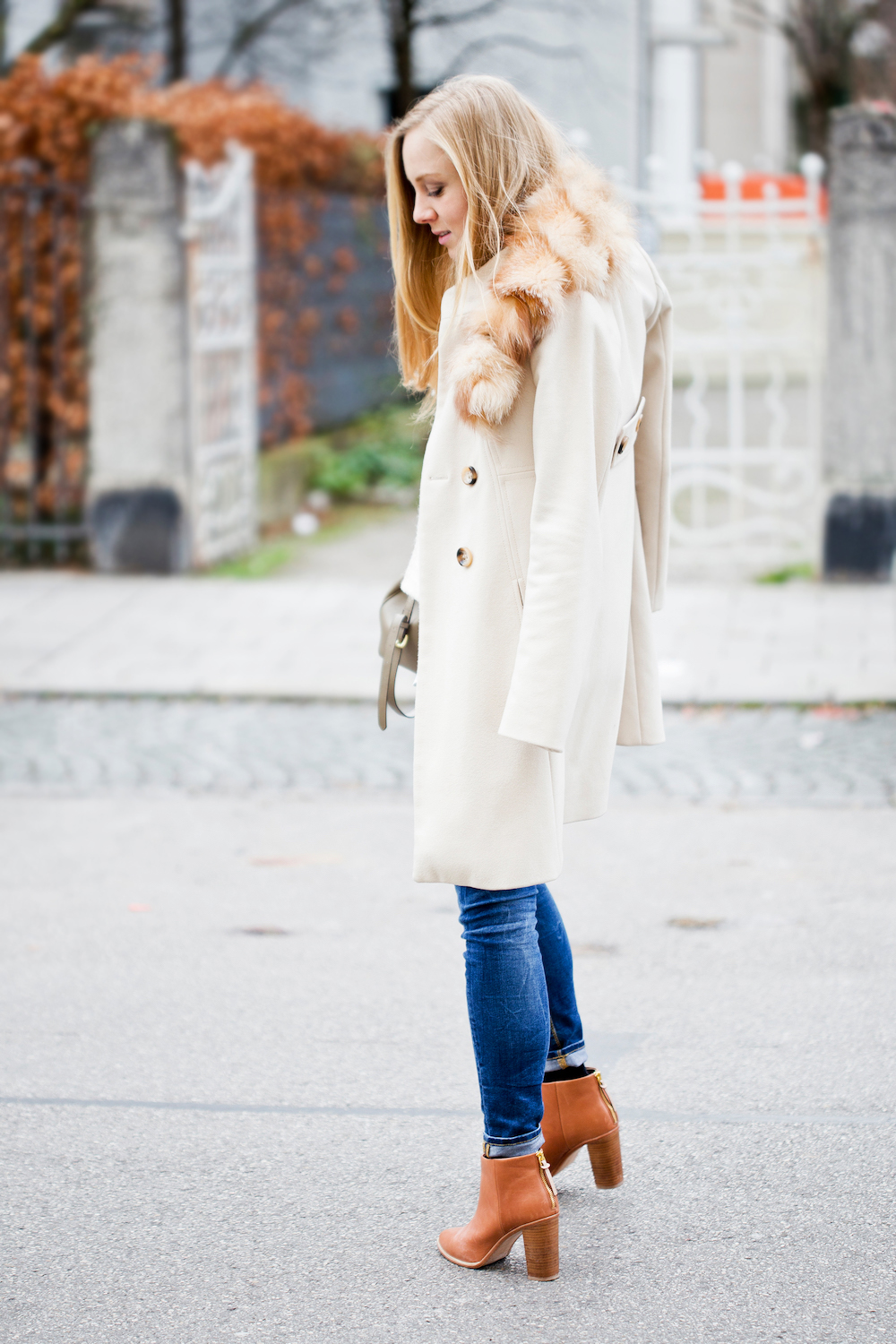 Embroidered blouse and fake fur coat, The Golden Bun | München Modeblog, German Fashion Blog, Fashionblogger, new trends