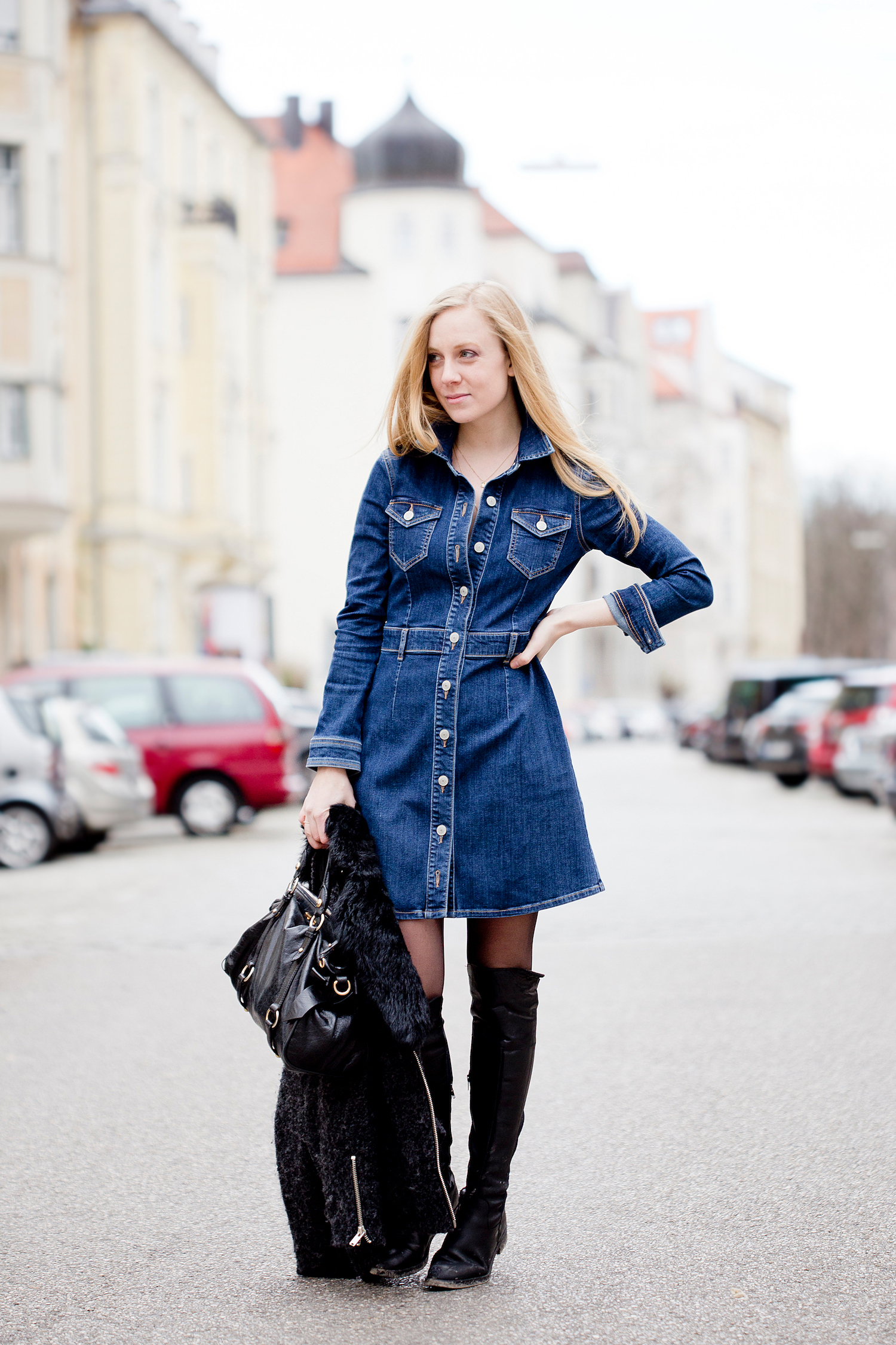 Jeanskleid Hallhuber, denim dress, black overknees, kombiniere overknees,, The Golden Bun | München Modeblog, German Fashion Blog, Fashionblogger, new trends