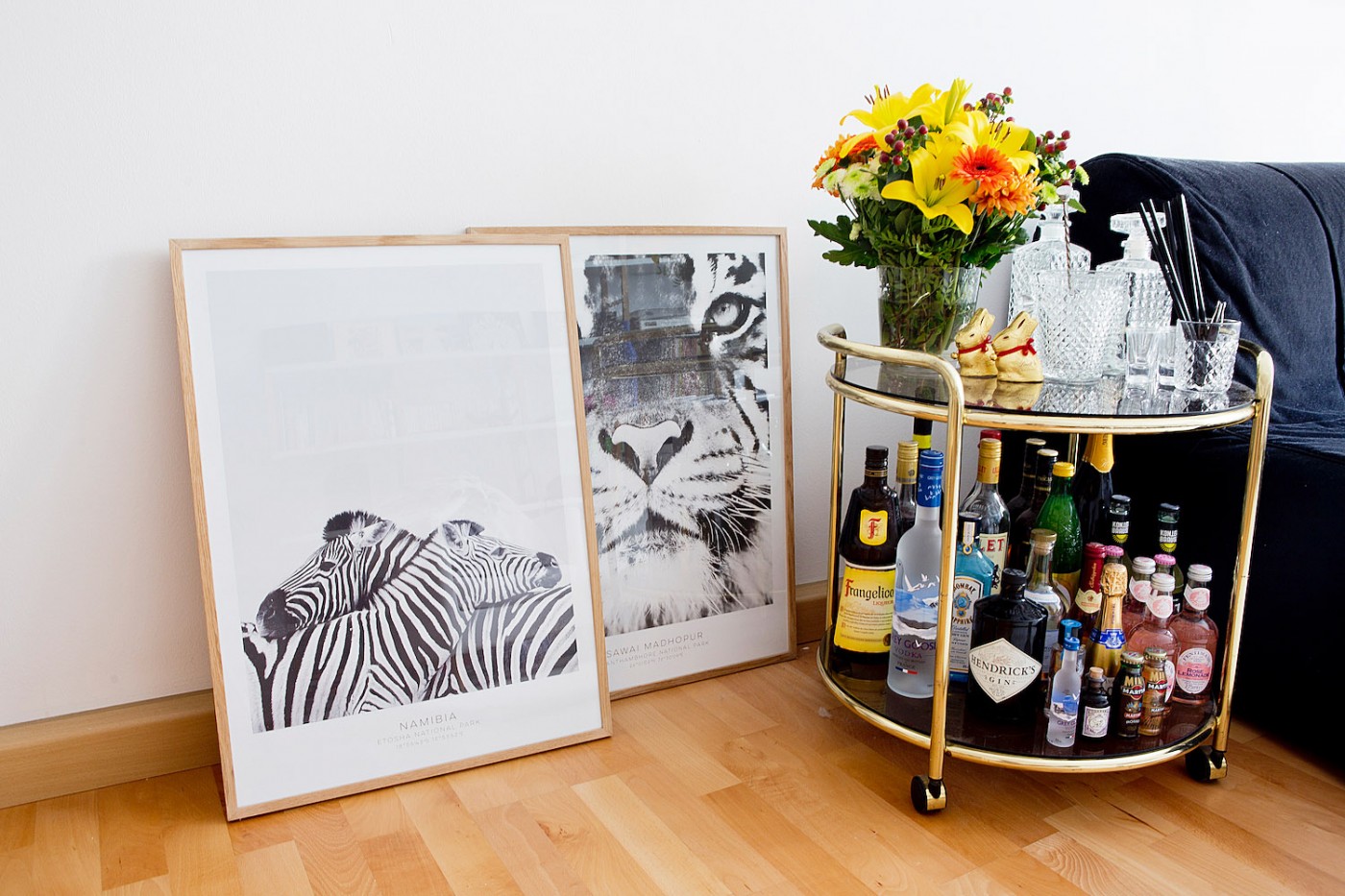 desenio poster dekorieren wohnzimmer, zebra poster, barcart styling, Kartell Light-Air, poster livingroom