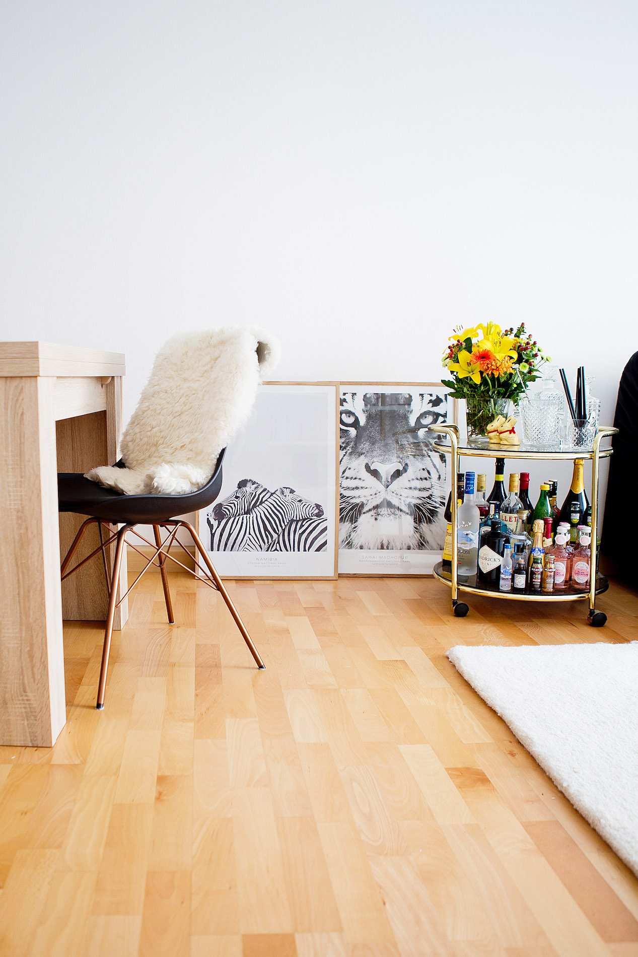 desenio poster dekorieren wohnzimmer, zebra poster, barcart styling, Kartell Light-Air, poster livingroom