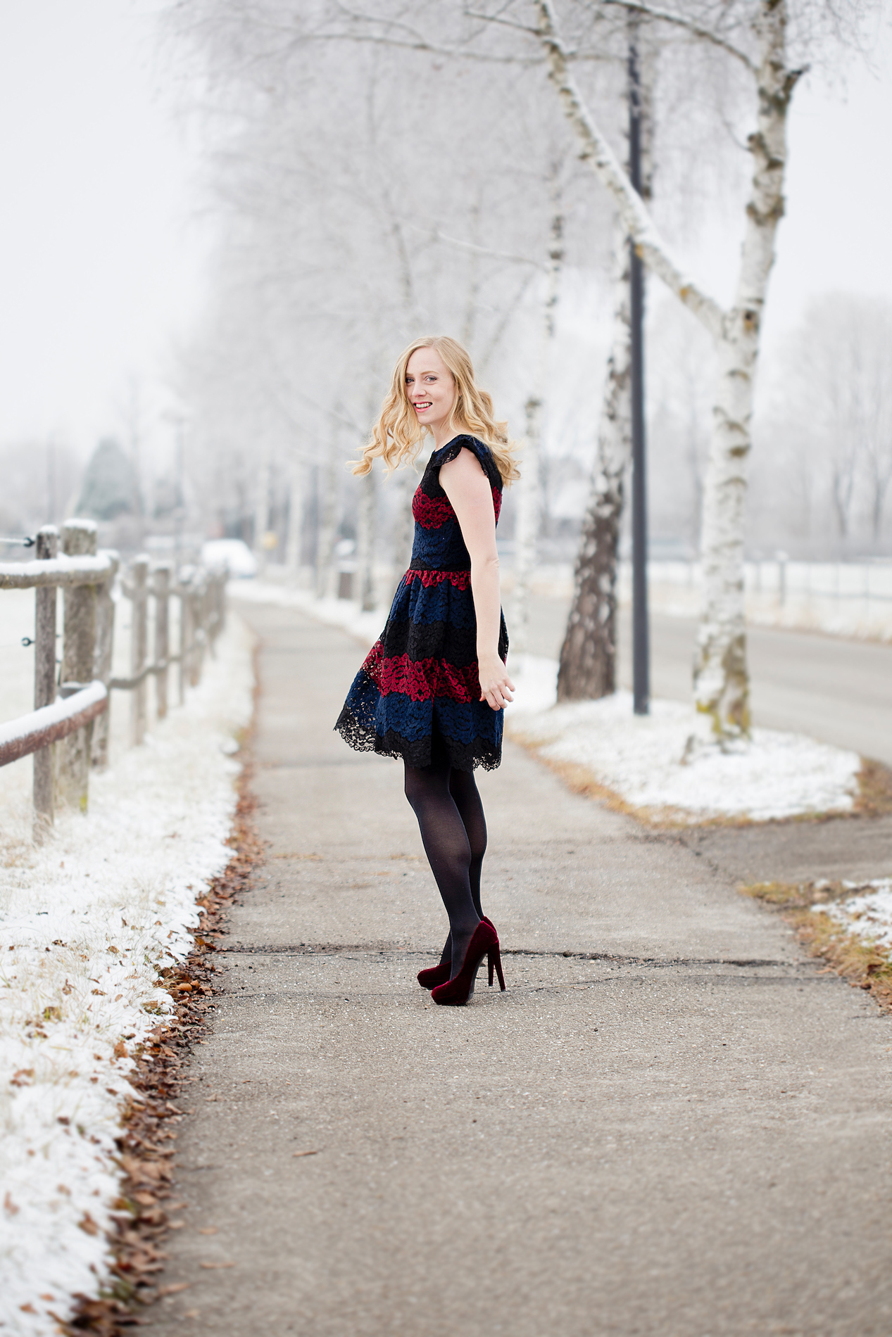Christmas outfit, Christmas look, festive look, Weihnachtslook, mint & berry freizeitkleid _ red velvet pumps