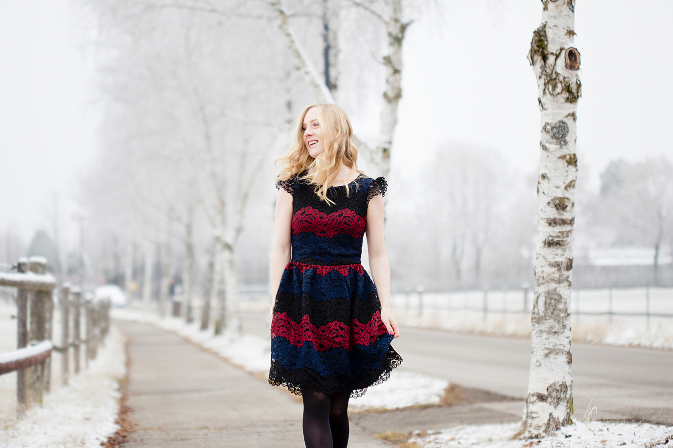 Christmas outfit, Christmas look, festive look, Weihnachtslook, mint & berry freizeitkleid _ red velvet pumps