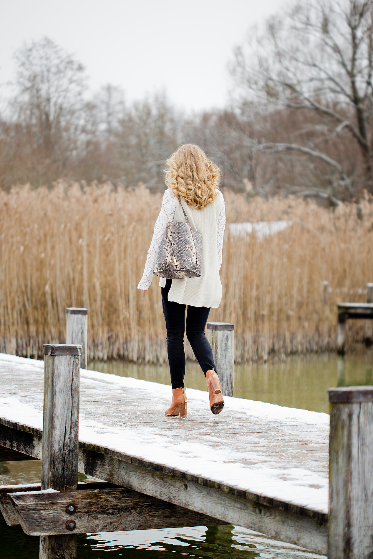 winter look _ winter outfit _ lace blouse _ sleeveless knit top comma _ gina tricot jeans _ Ted Baker boots _ Oasis bag