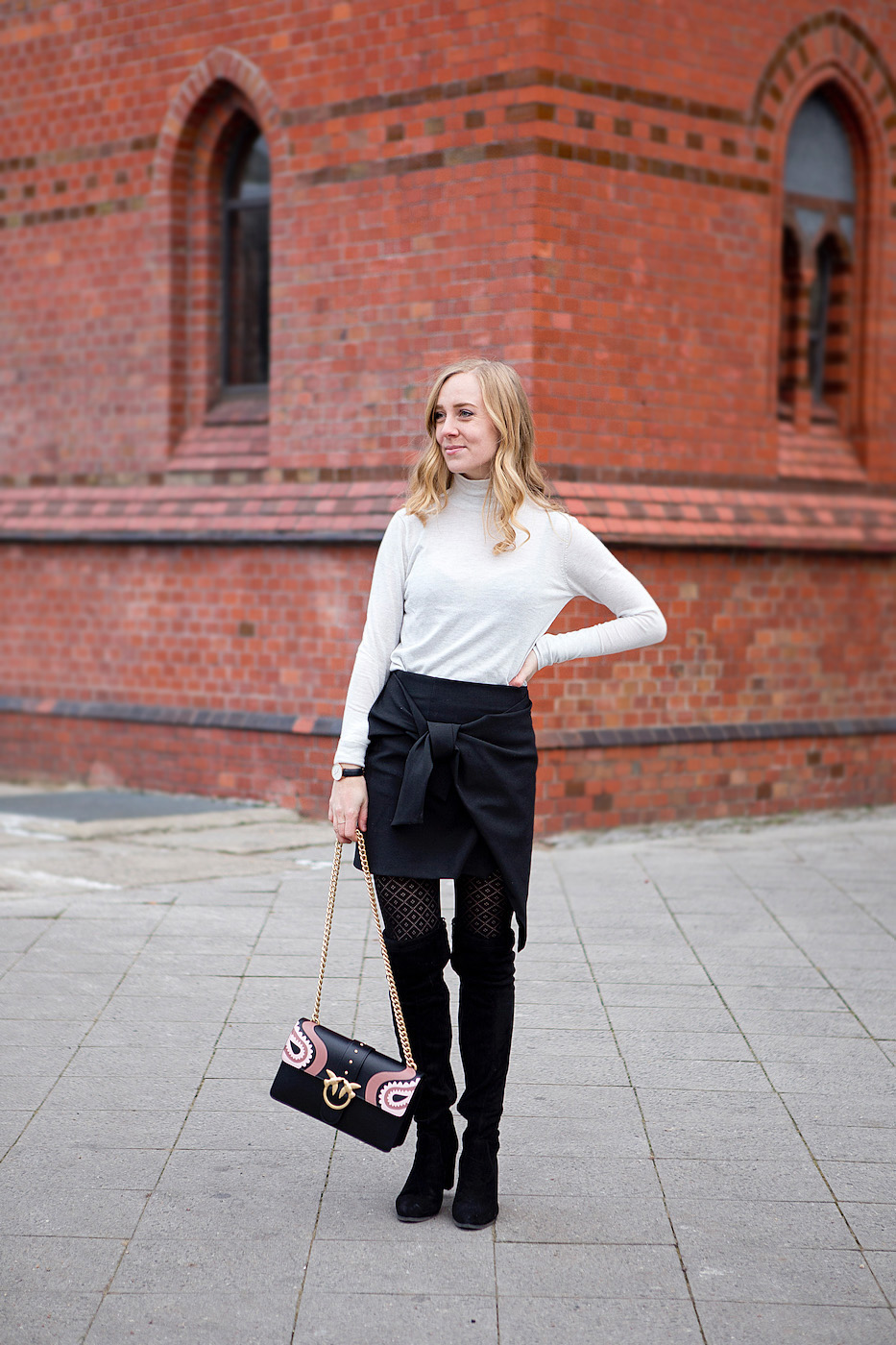 pinko bag, pinko love bag, trendy zara skirt, calzedonia tights, black suede leather overknees