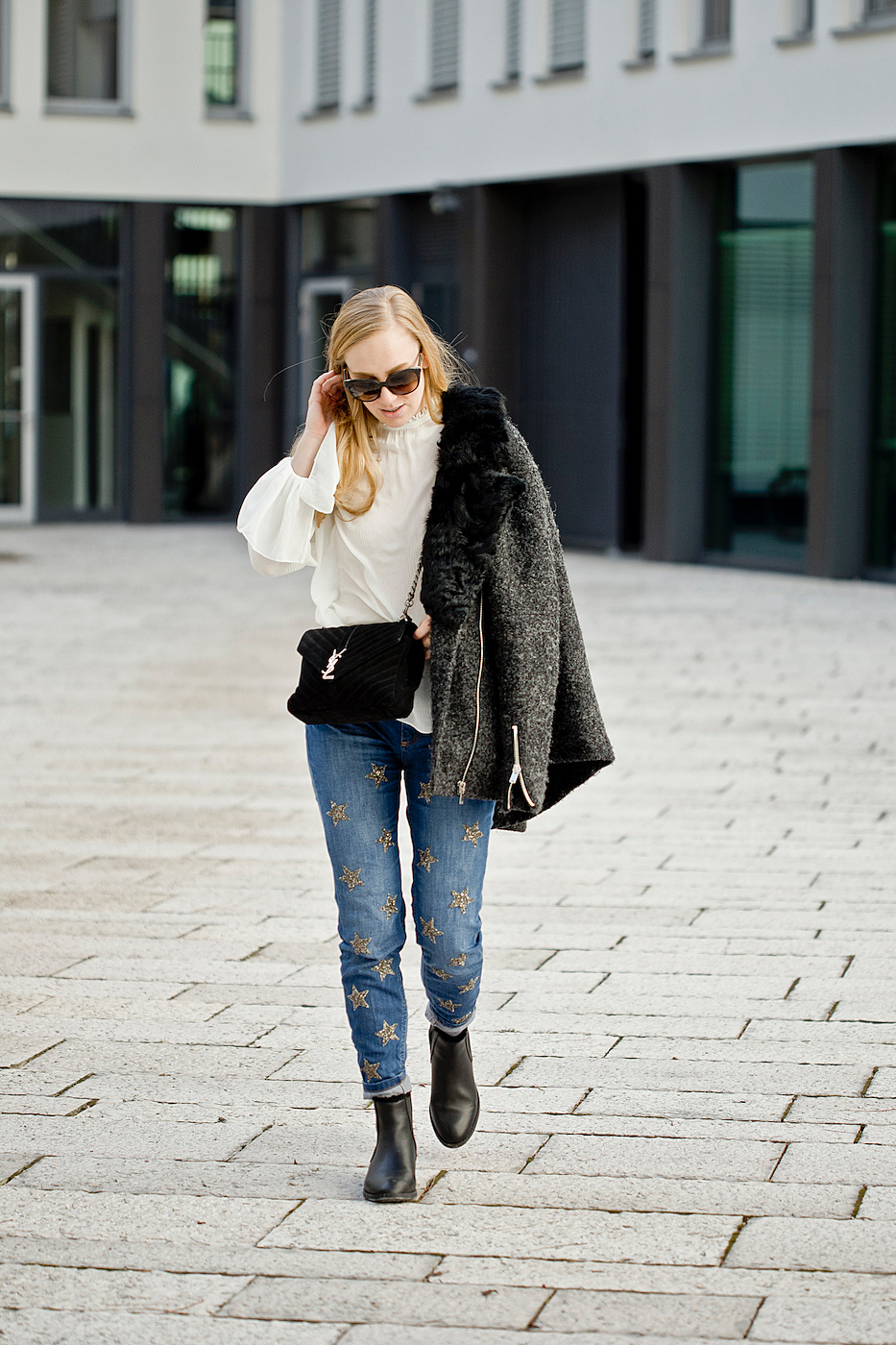 jeans mit sterne _ jeans with stars _ emu boots _ H&M blouse with bell sleeves _ yves saint laurent tasche