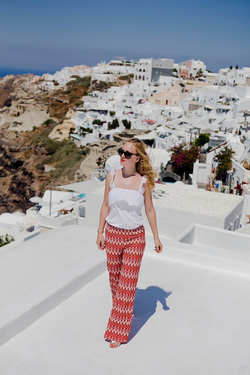 the golden bun | outfit santorini, palazzo pants, embroidered top where to take pictures on Santorini
