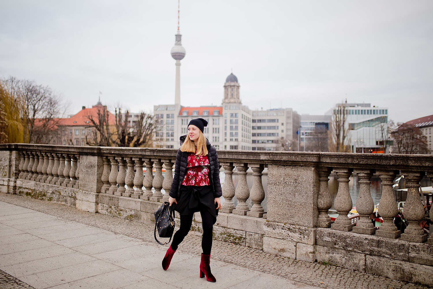 outfit samt stiefeletten rot winter look fashion blogger berlin münchen