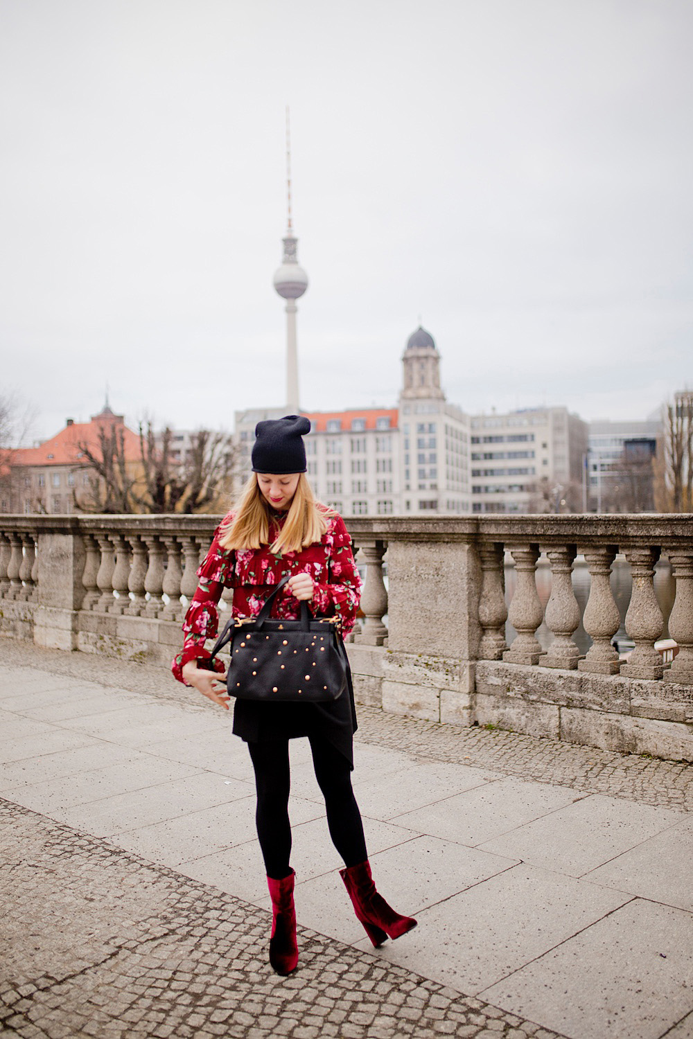 outfit samt stiefeletten rot winter look fashion blogger berlin münchen