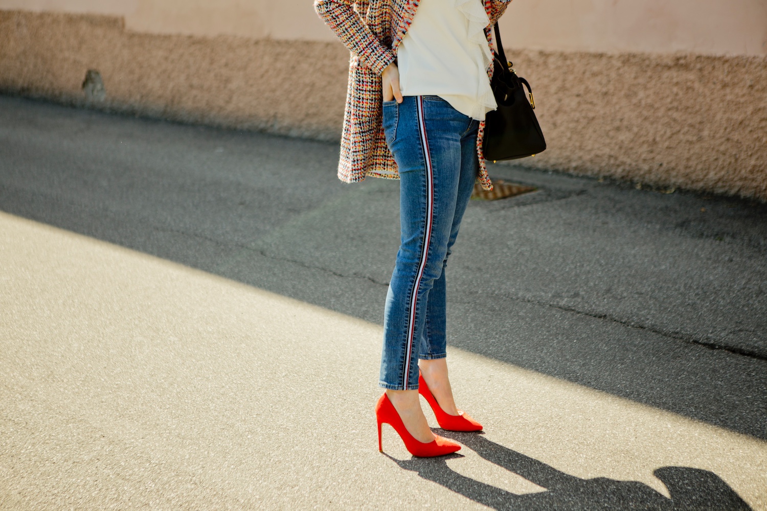 jeans with side stripes, red pumps, bouclé jacket more & more