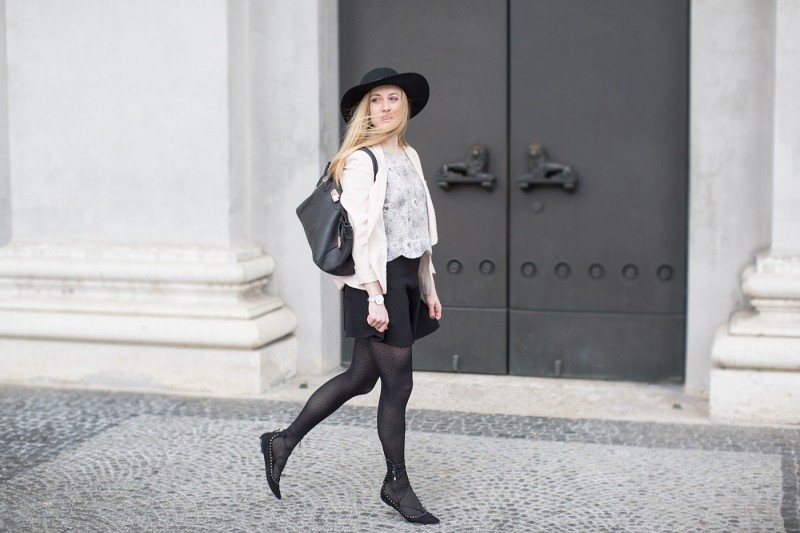 Those dotted tights and lace up pumps Alexandra Kasper Photography, blogger outfit with hat,
