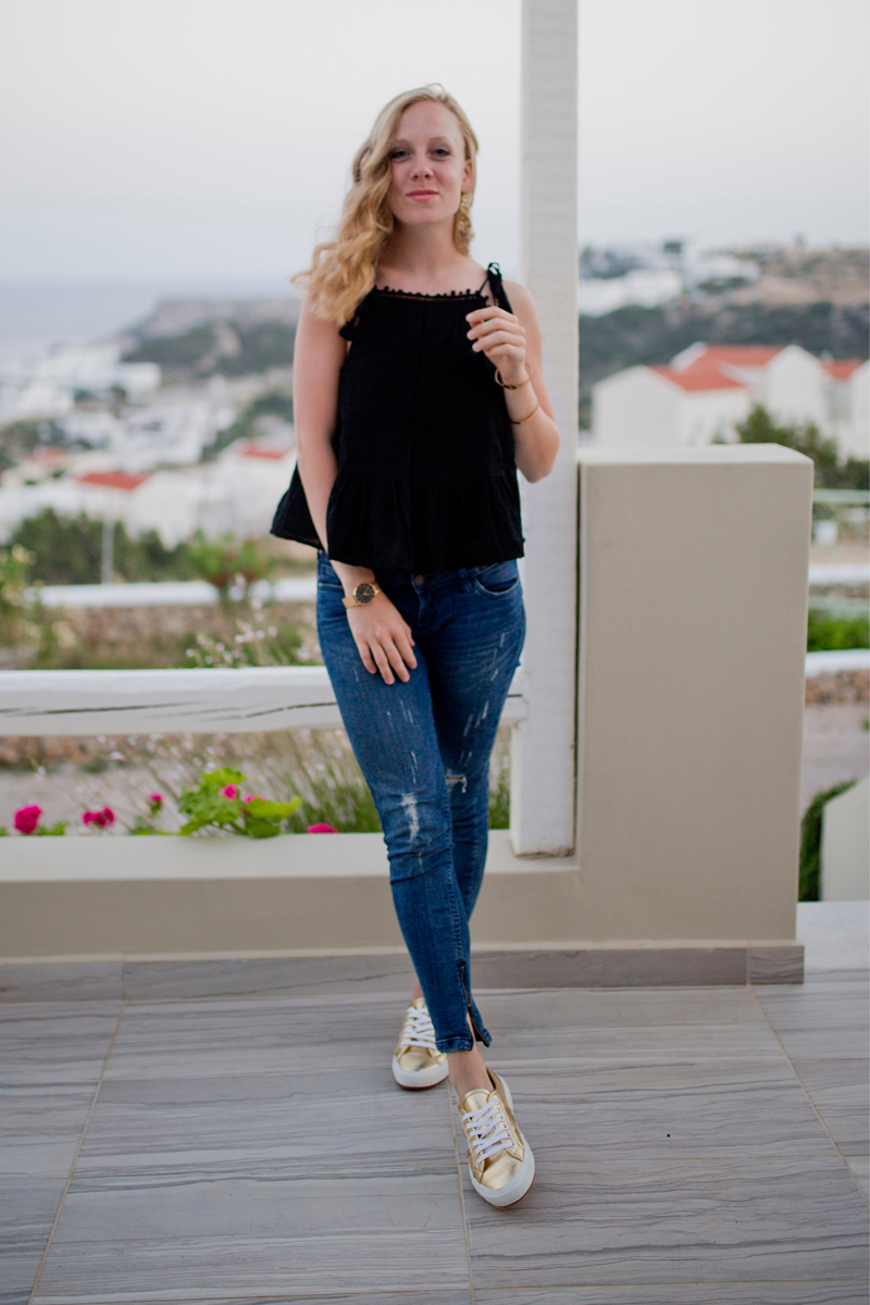 English) Golden accents on Karpathos / Superga gold, Guess jeans