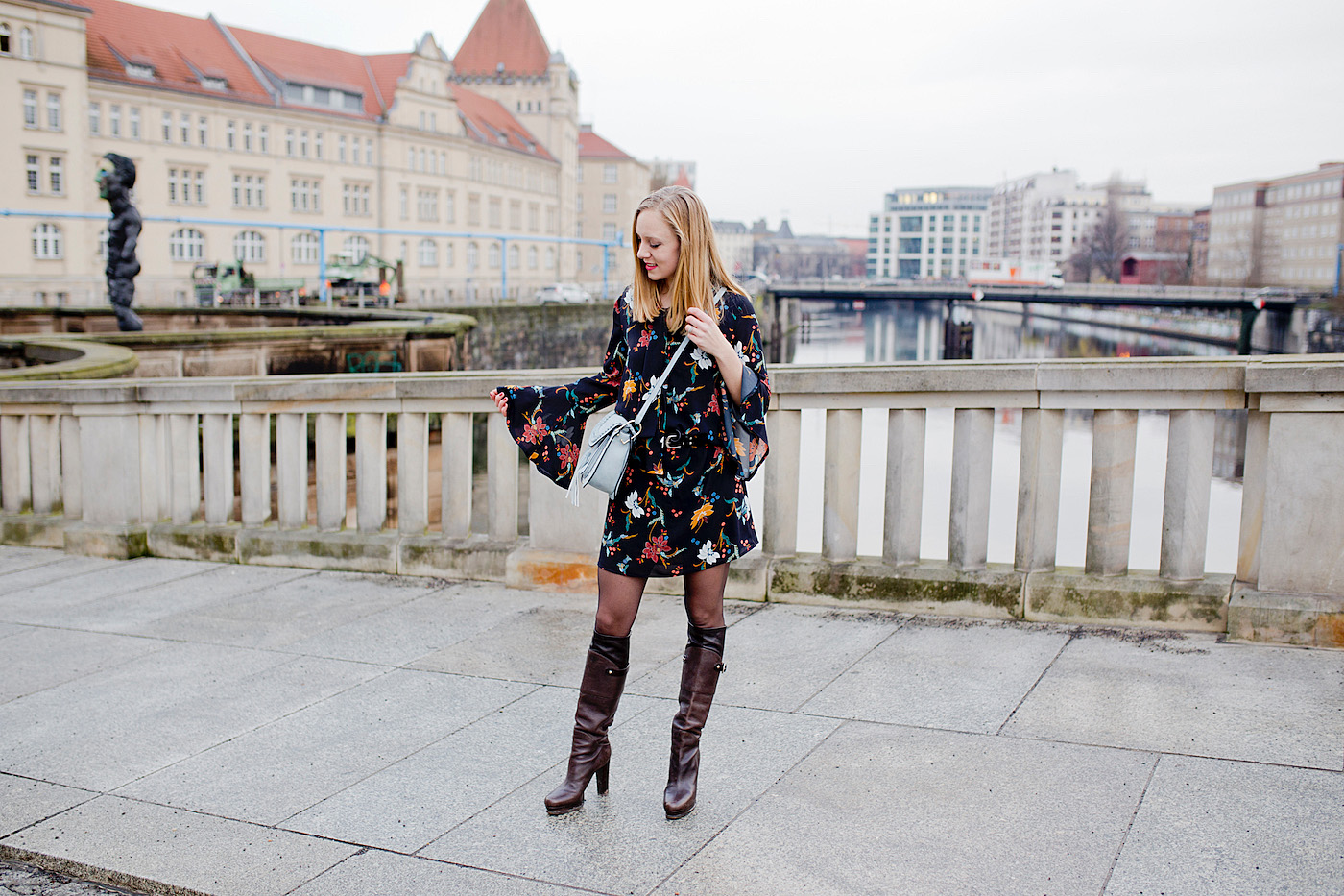 Zurück in Berlin – ein winterliches Blumenkleid & braune kniehohe Stiefel