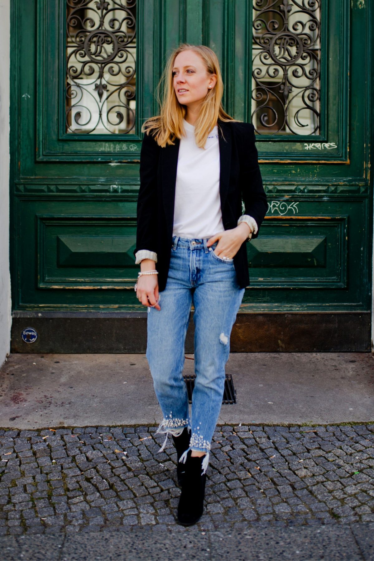 mom jeans with pearls look with blazer boots in spring