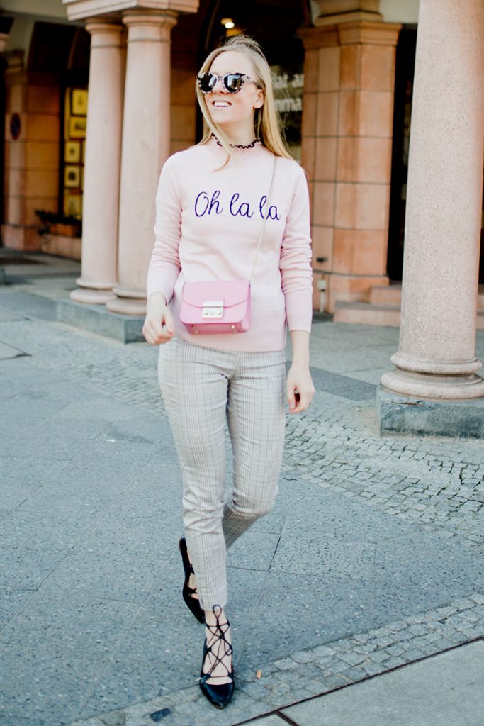 www.thegoldenbun.com | oh la la sweater how to style pink