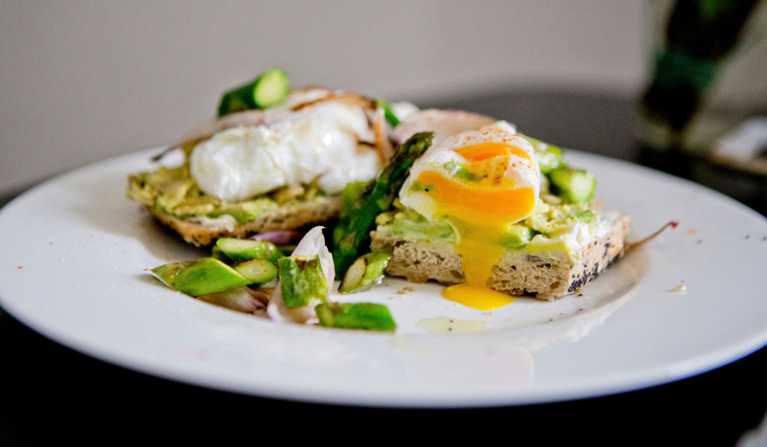 Schnelles Frühlingsfrühstück – Pochierte Eier auf Avocado mit grünem Spargel