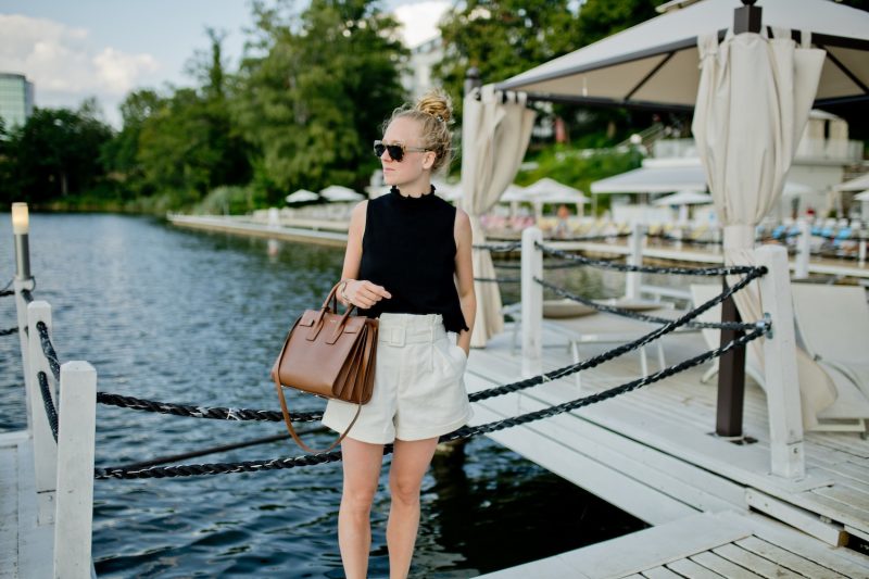 www.thegoldenbun.com | summer look white bermudas