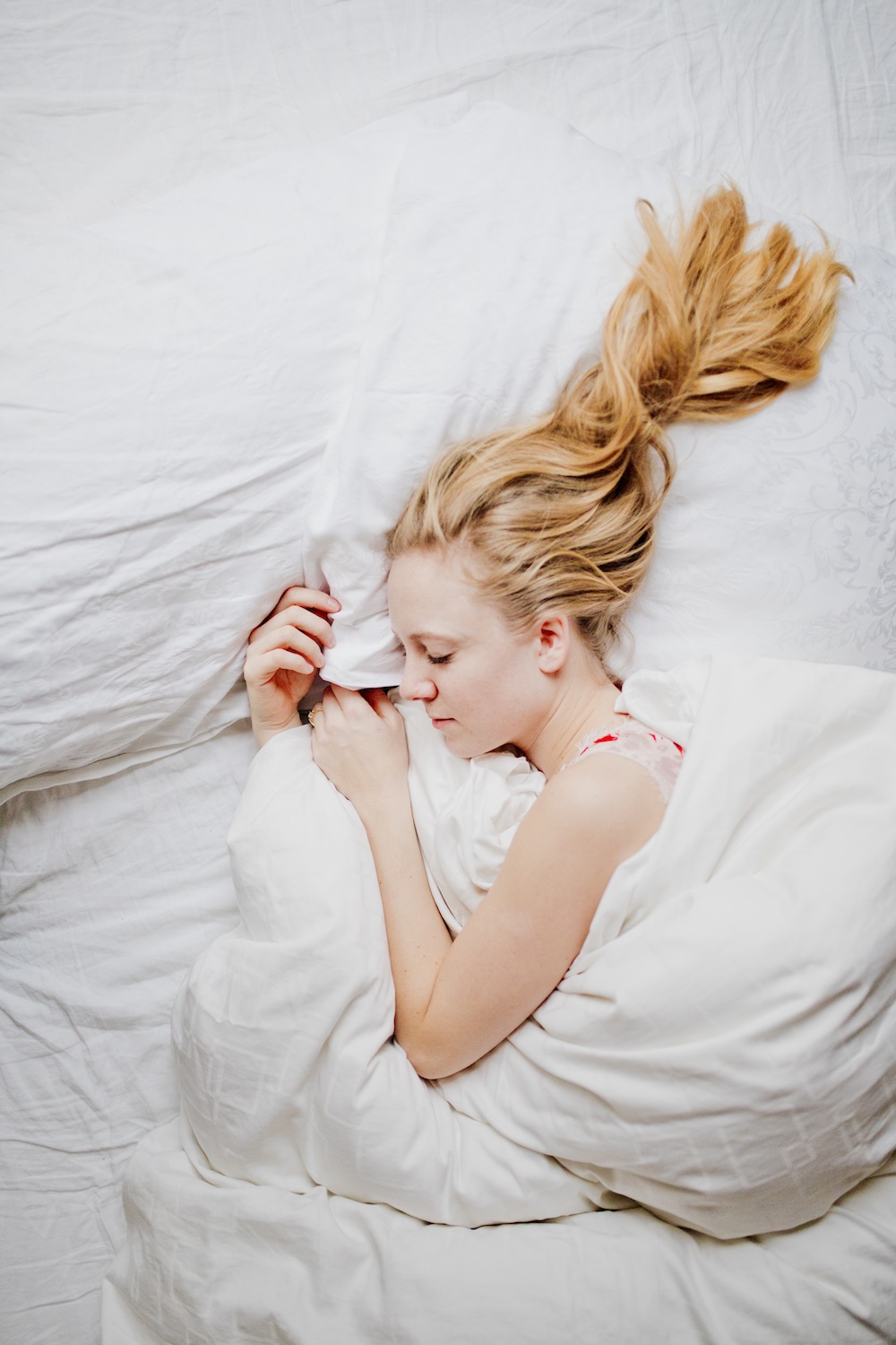 Sleeping habits Improve sleep quality Sleep routine Improve sleep quality Sleep routine TEMPUR Mattress Pillow | www.thegoldenbun.com