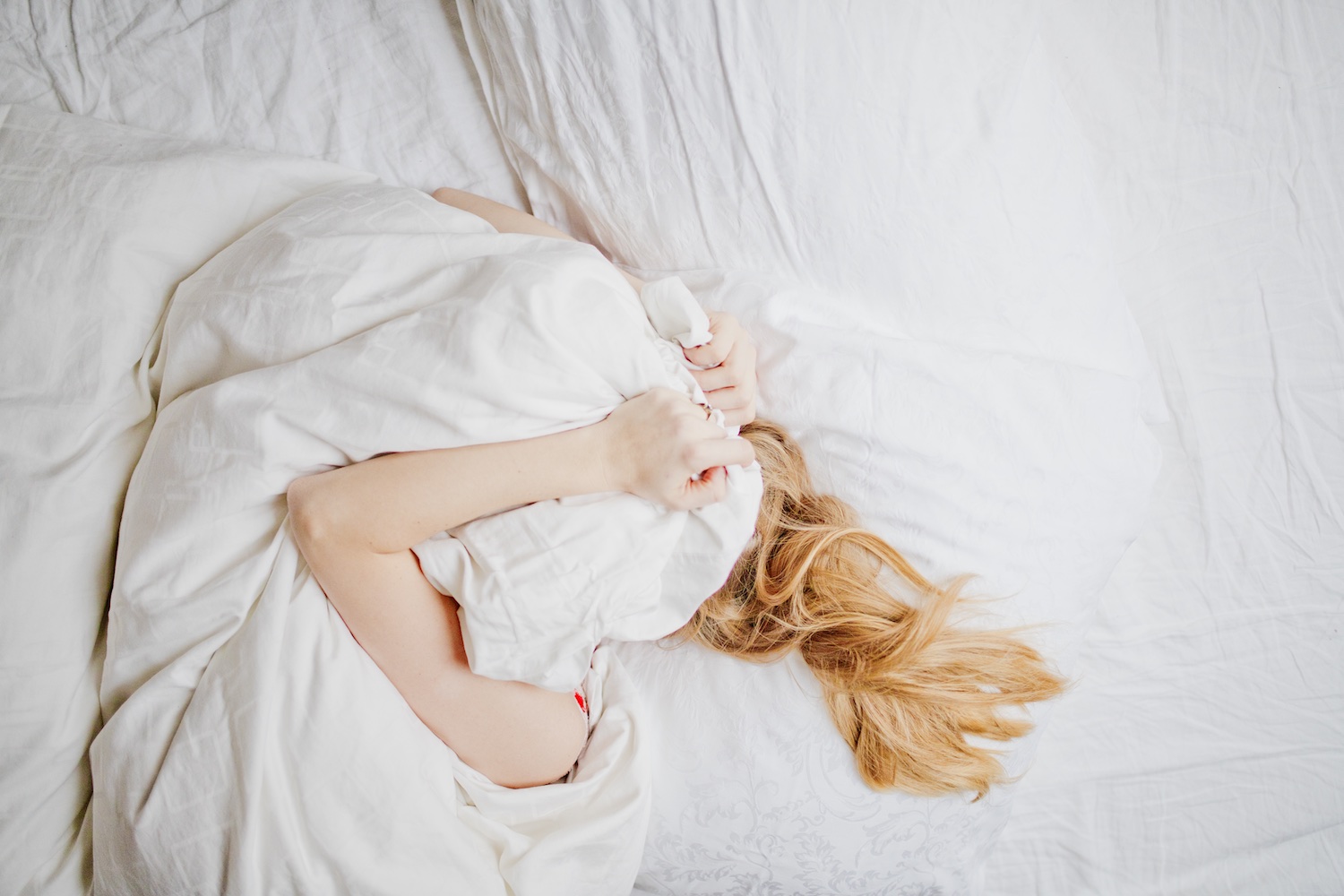 Sleep habits Improve sleep quality Sleep routine TEMPUR Mattress Pillow | www.thegoldenbun.com