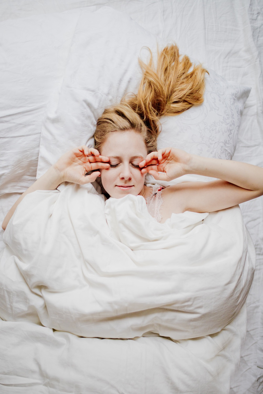 Schlafgewohnheiten Schlafqualität verbessern Schlafroutine TEMPUR Matratze Kissen | www.thegoldenbun.com