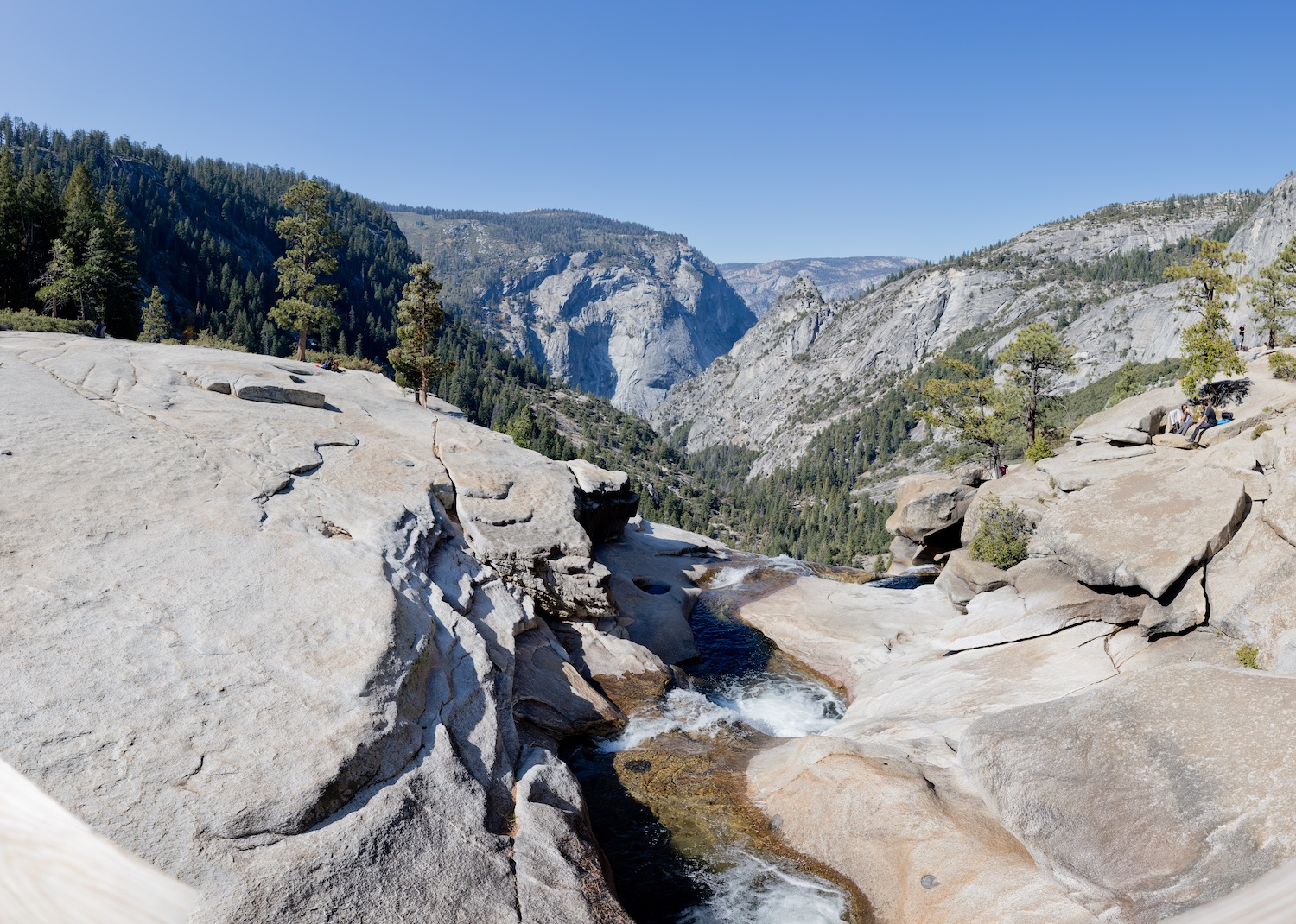 Yosemite Valley Hike Hike Tips Overnight Stay Curry Village Lodge | www.thegoldenbun.com